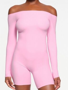 SKIMS FITS EVERYBODY PICOT OffShoulder Long Sleeve Pink Romper Onesie SZ L,
XL